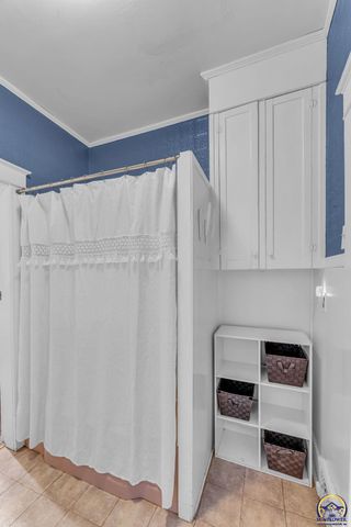 1216 SW College AVE, Topeka, KS 66604