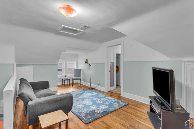 1216 SW College AVE, Topeka, KS 66604