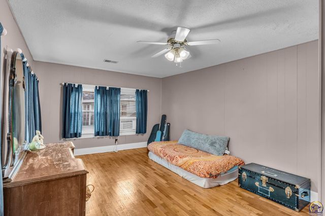 1216 SW College AVE, Topeka, KS 66604