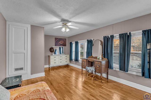 1216 SW College AVE, Topeka, KS 66604