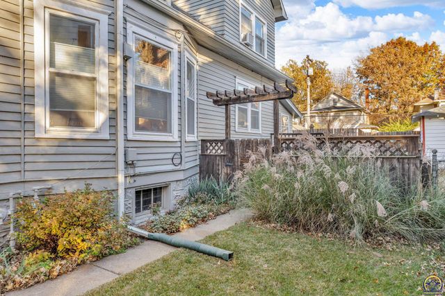 1216 SW College AVE, Topeka, KS 66604