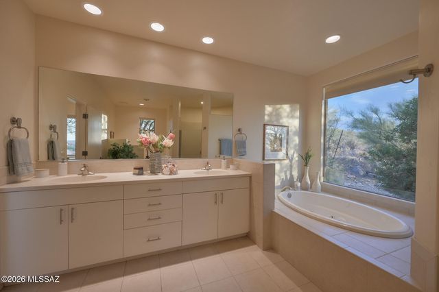 9832 N La Reserve Place, Tucson, AZ 85737
