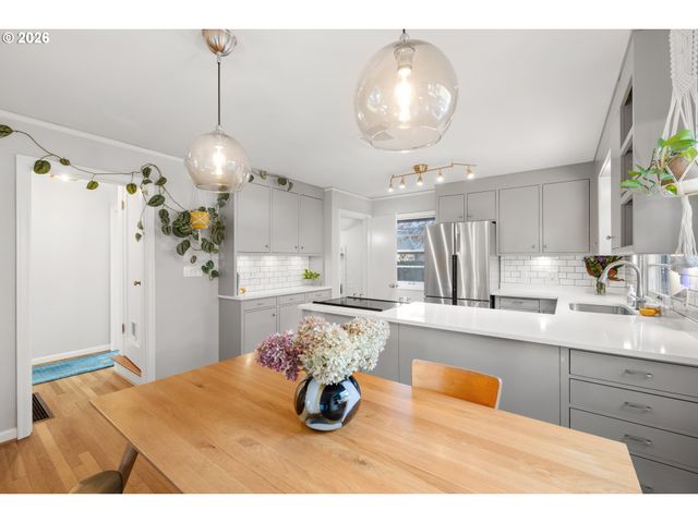 5424 Se REEDWAY St, Portland, OR 97206