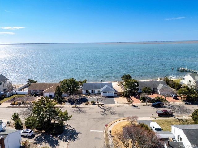 65 Shore Drive S, Copiague, NY 11726