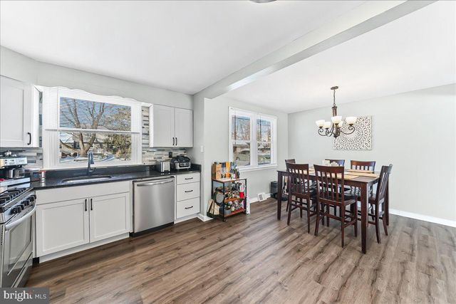 70 WEATHERVANE RD, Aston, PA 19014