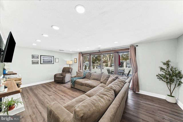 70 WEATHERVANE RD, Aston, PA 19014