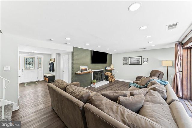 70 WEATHERVANE RD, Aston, PA 19014