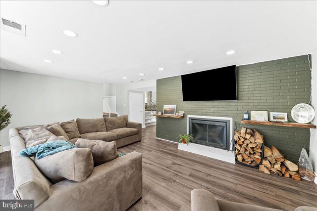 70 WEATHERVANE RD, Aston, PA 19014