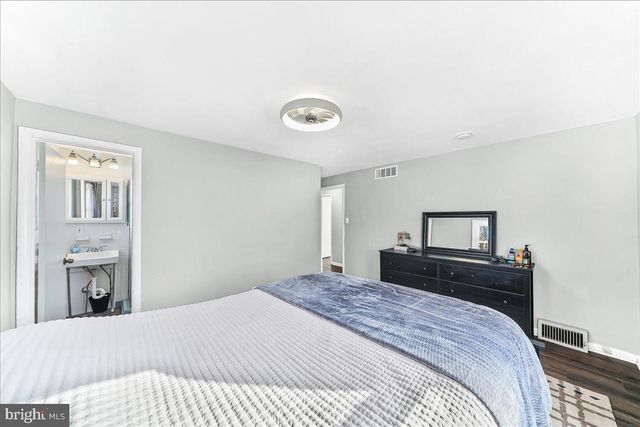 70 WEATHERVANE RD, Aston, PA 19014