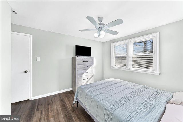 70 WEATHERVANE RD, Aston, PA 19014