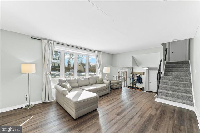 70 WEATHERVANE RD, Aston, PA 19014