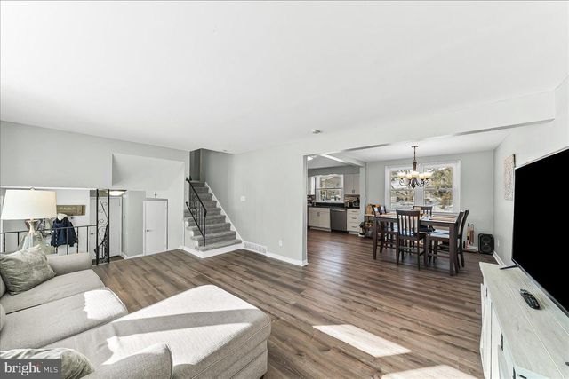 70 WEATHERVANE RD, Aston, PA 19014