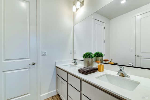 704 Granite Ln, Fairfield, CA 94534