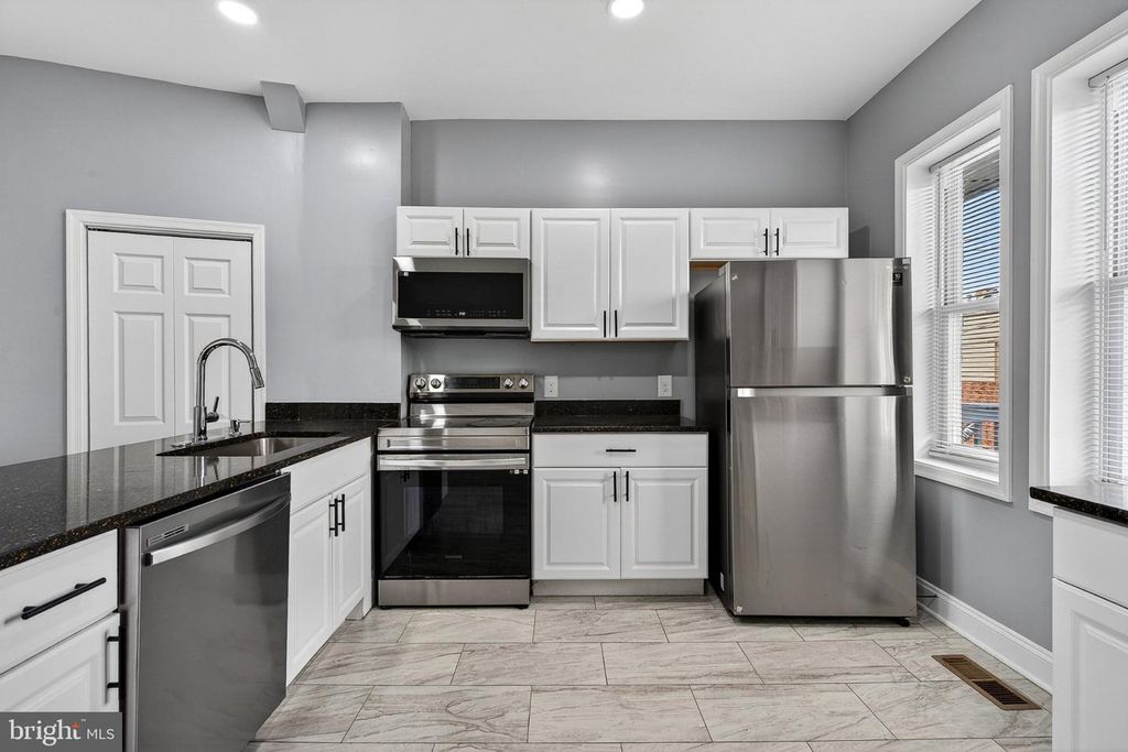 Image 10 of property listing at 4711 PENNINGTON AVE, Baltimore, MD 21226