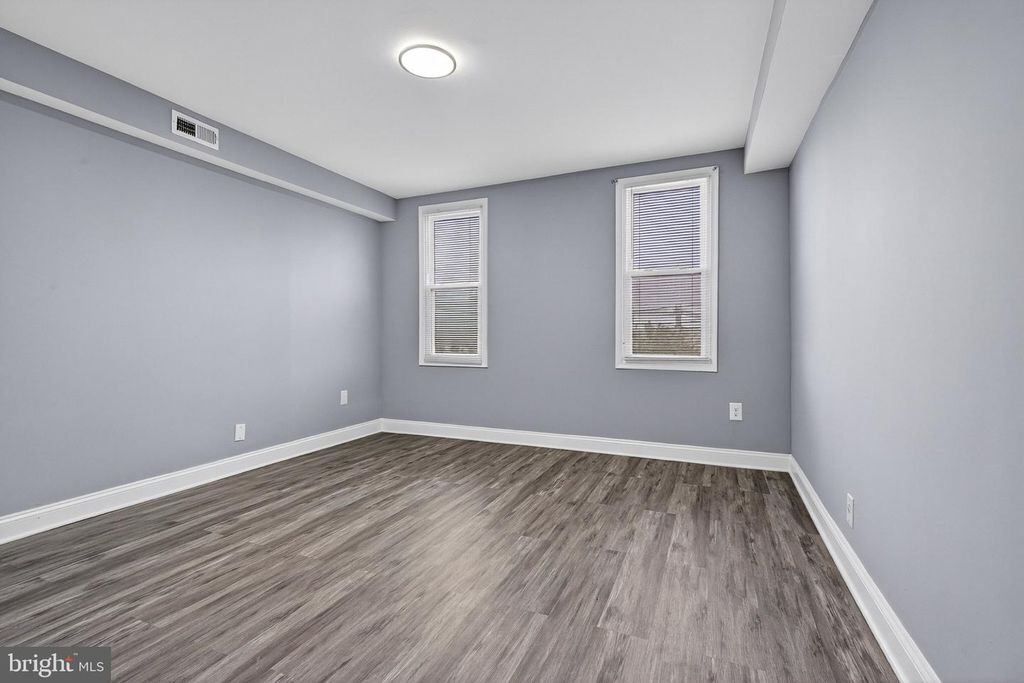 Image 13 of property listing at 4711 PENNINGTON AVE, Baltimore, MD 21226