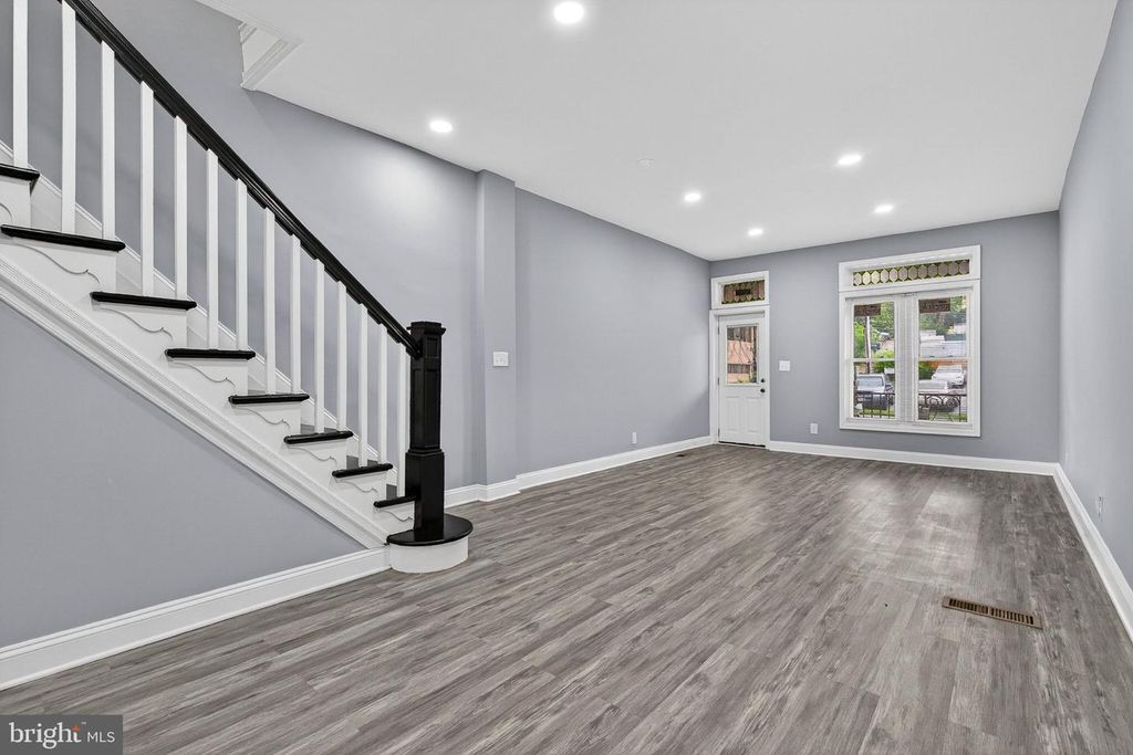 Image 4 of property listing at 4711 PENNINGTON AVE, Baltimore, MD 21226