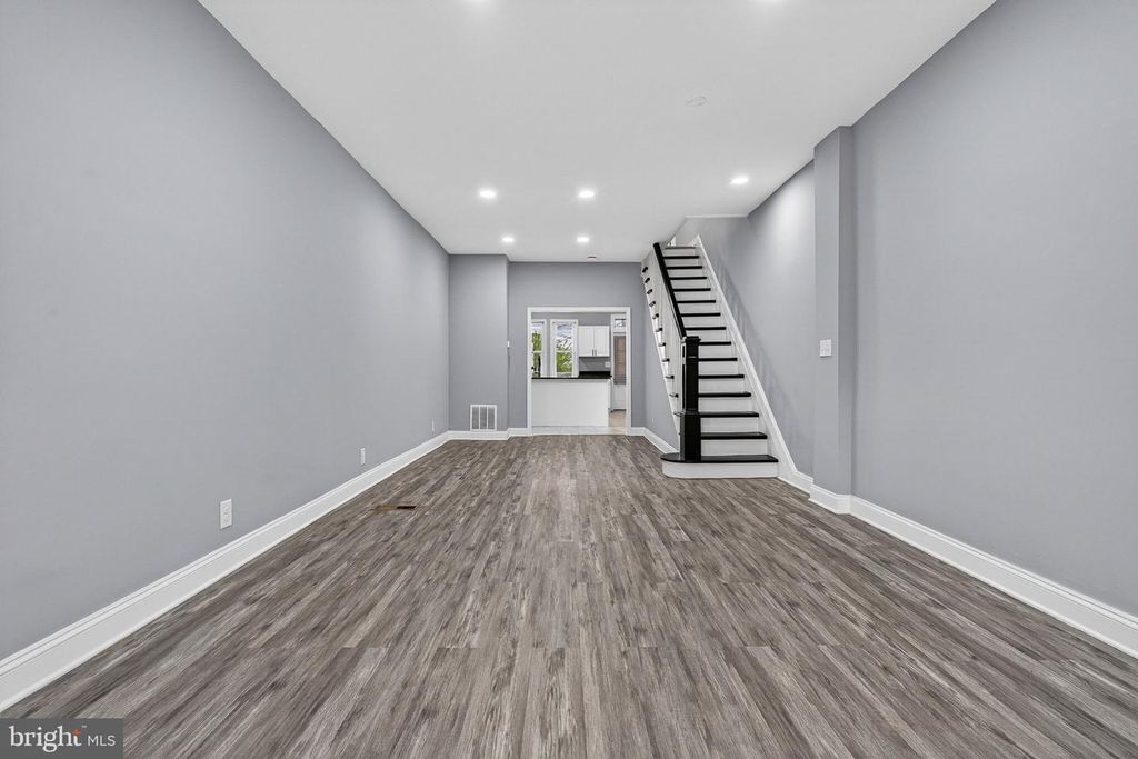 Image 7 of property listing at 4711 PENNINGTON AVE, Baltimore, MD 21226