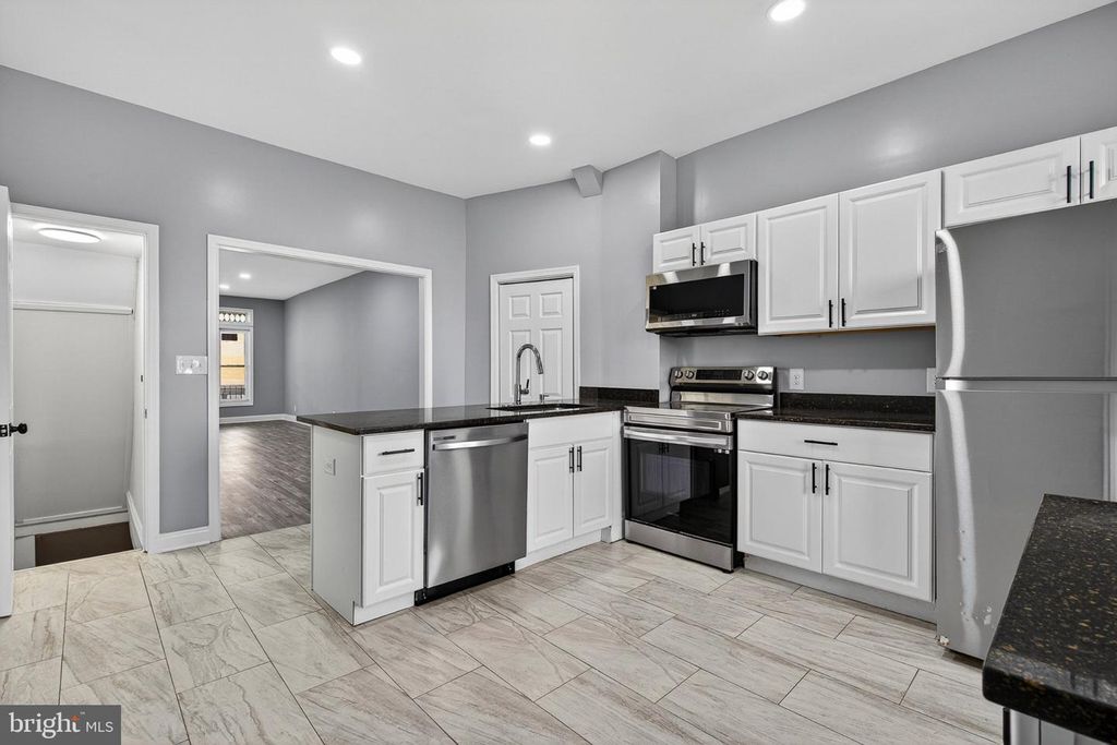 Image 9 of property listing at 4711 PENNINGTON AVE, Baltimore, MD 21226