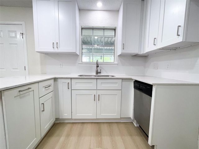 7021 Smith Drive, Hitchcock, TX 77563