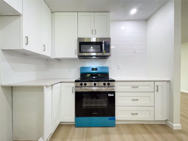 7021 Smith Drive, Hitchcock, TX 77563