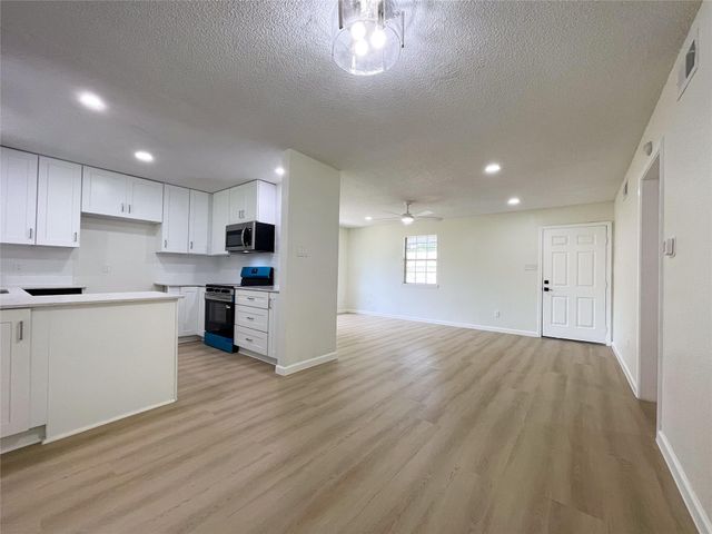7021 Smith Drive, Hitchcock, TX 77563