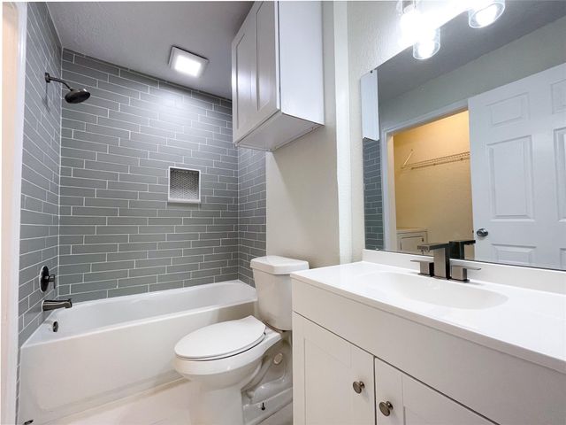 7021 Smith Drive, Hitchcock, TX 77563