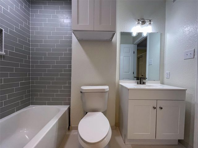 7021 Smith Drive, Hitchcock, TX 77563