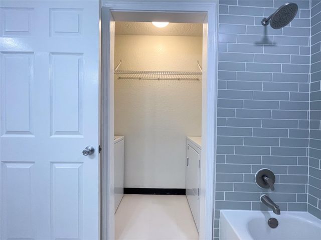 7021 Smith Drive, Hitchcock, TX 77563