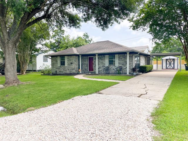 7021 Smith Drive, Hitchcock, TX 77563