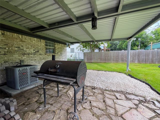 7021 Smith Drive, Hitchcock, TX 77563
