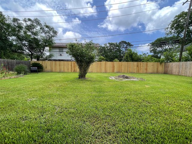 7021 Smith Drive, Hitchcock, TX 77563