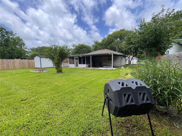 7021 Smith Drive, Hitchcock, TX 77563