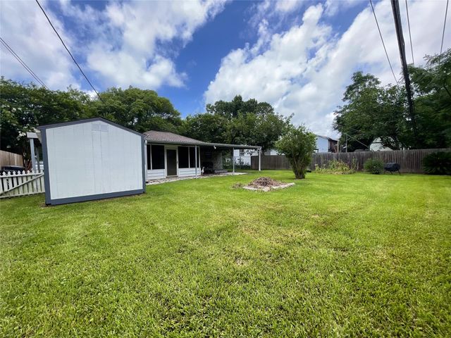 7021 Smith Drive, Hitchcock, TX 77563