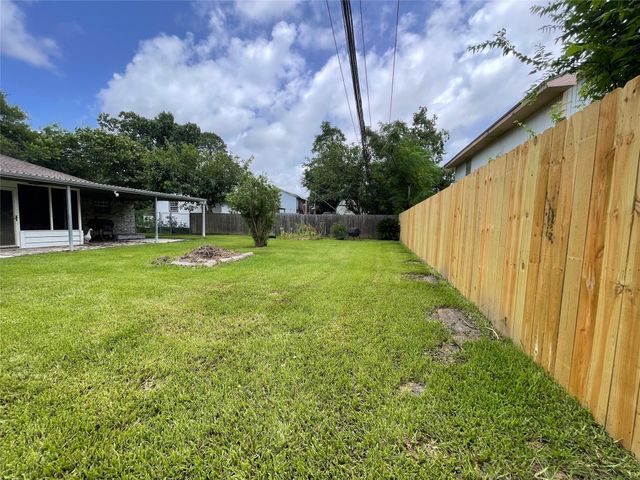 7021 Smith Drive, Hitchcock, TX 77563