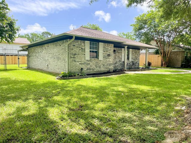 7021 Smith Drive, Hitchcock, TX 77563