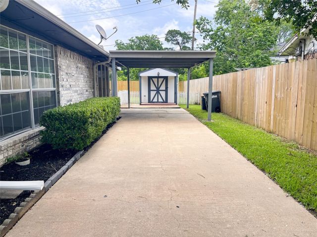 7021 Smith Drive, Hitchcock, TX 77563