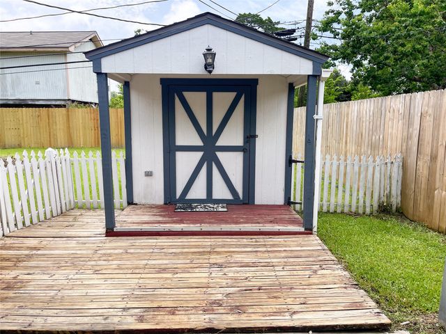 7021 Smith Drive, Hitchcock, TX 77563