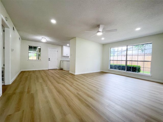 7021 Smith Drive, Hitchcock, TX 77563