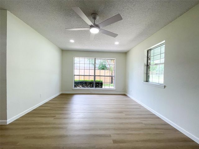 7021 Smith Drive, Hitchcock, TX 77563