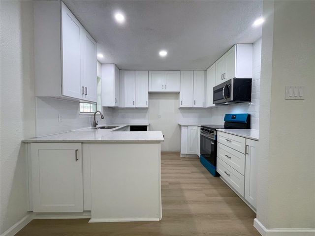 7021 Smith Drive, Hitchcock, TX 77563