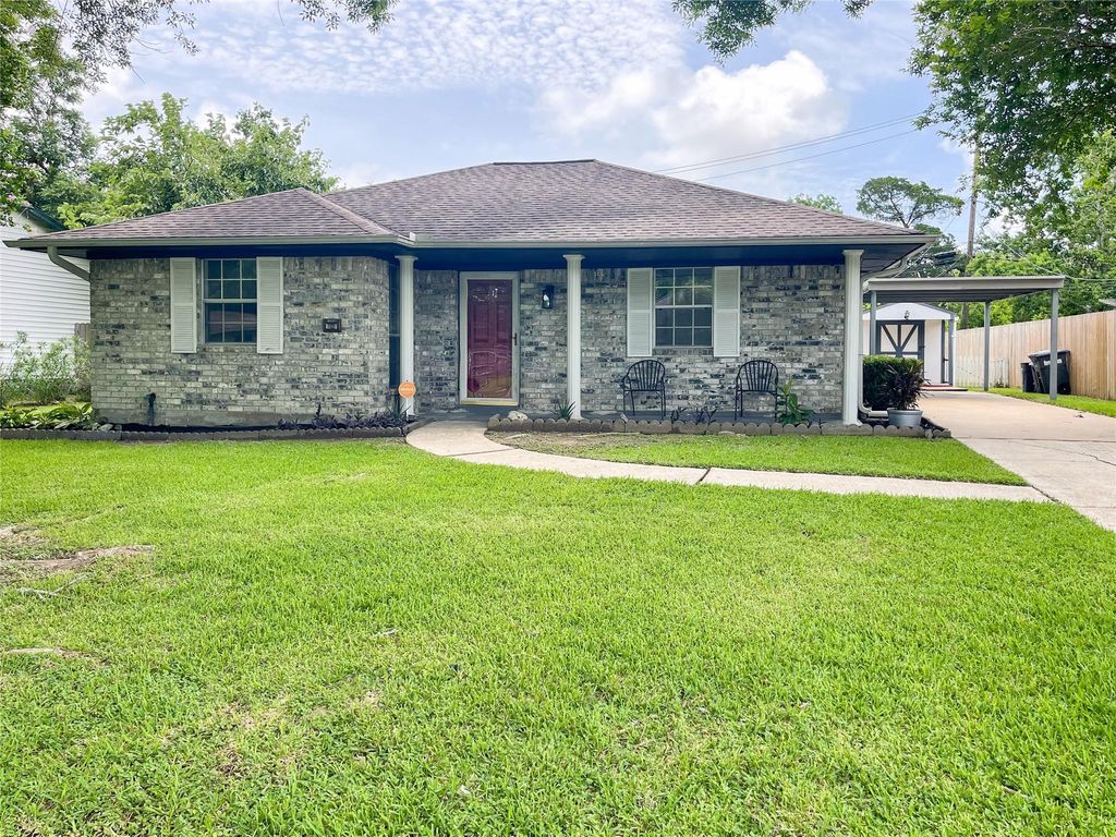 7021 Smith Drive, Hitchcock, TX 77563