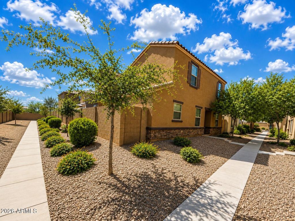 8247 W ILLINI Street, Phoenix, AZ 85043 — photo 2
