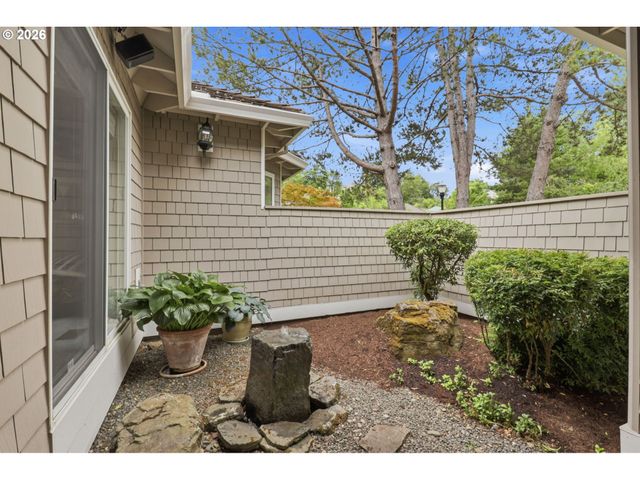 1712 Nw CAXTON Ct, Portland, OR 97229