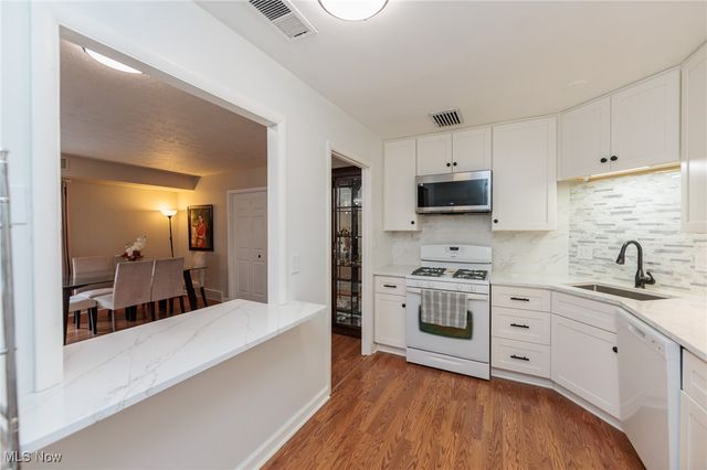 2202 Acacia Park Drive 2412, Lyndhurst, OH 44124