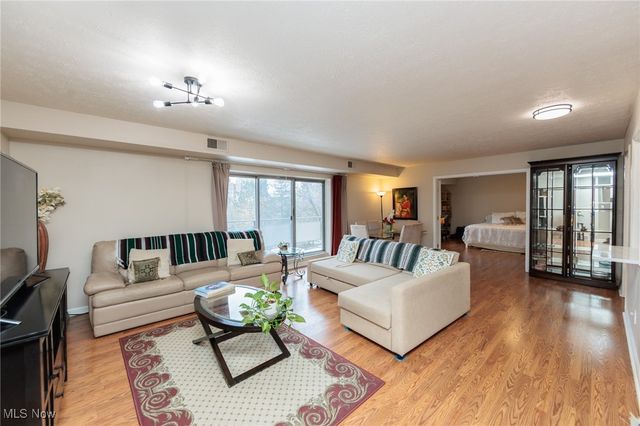 2202 Acacia Park Drive 2412, Lyndhurst, OH 44124