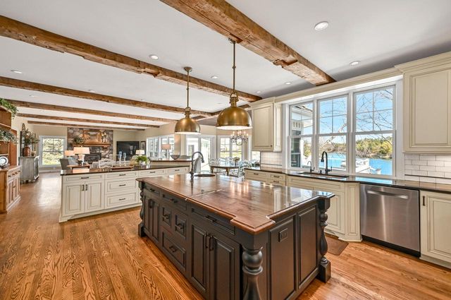 214 Beechwood COURT, Mequon, WI 53092