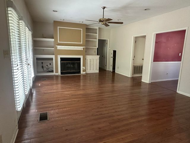 116 Merianne Dr., Hattiesburg, MS 39402