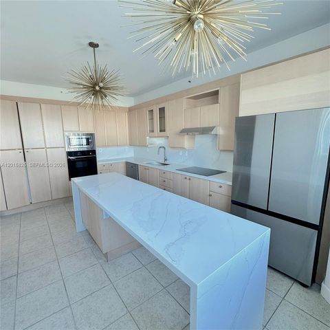 300 S Pointe Dr 704, Miami Beach, FL 33139