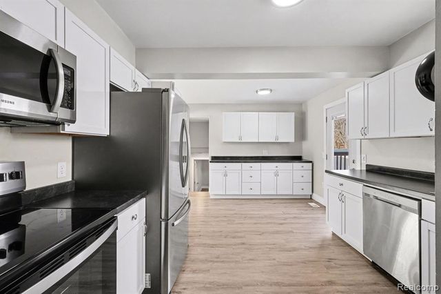 6359 E Bristol Road, Burton, MI 48519