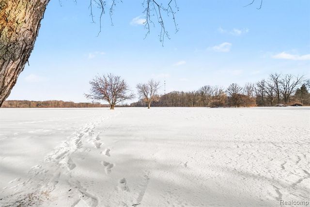 6359 E Bristol Road, Burton, MI 48519